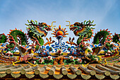 Drachen auf dem Dach eines chinesischen Tempel in Chinatown, Bangkok, Thailand, Asien  