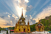 Sonnenstrahlen über dem buddhistischen Tempel Wat Namtok Mae Klang in Ban Luang, Chom Thong, Chiang Mai, Thailand, Asien 