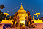 Der goldene Chedi des buddhistischen Tempel Wat Phra That Si in Chom Thong in der Abenddämmerung, Thailand, Asien 