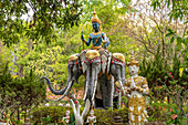 Mythologische Statue des dreiköpfige Elefanten Erawan oder Airavata im Park des buddhistischen Tempel Wat Mokkanlan in Chom Thong, Thailand, Asien