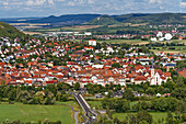 Blick vom Bergfried des Schloss Saaleck über die Weinstadt Hammelburg, Landkreis Bad Kissingen, Unterfranken, Franken, Bayern, Deutschland                             