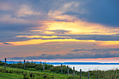 Stimmungsvoller Abendhimmel über der Ostsee und an der Steilküste in Dazendorf am Strand, Ostholstein, Schleswig-Holstein, Deutschland