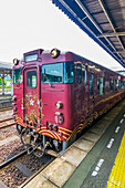 Bahnhof an der Bahnstrecke des Marumaru no Hanashi Zuges, San'in-Linie entlang der westlichsten Küste von der Hauptinsel Honshū, Japan