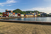 Häuser am Hafenbecken, Stadtteil Mojiku, Stadt Kitakyushu, Präfektur Fukuoka, Japan