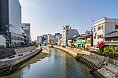 Hochhäuser am Fluss, Fukuoka, größte Stadt auf Insel Kyūshū, Präfektur Fukuoka, Japan