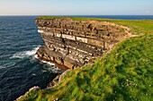 Irland, County Mayo, Nordwestküste, Downpatrick Head, Dún Briste Sea Stack (Felsnadel)