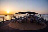 Deck von Flusskreuzfahrtschiff nickoVISION (nicko cruises) auf der Donau bei Sonnenaufgang, in der Nähe von Bratislava, Bratislava, Slowakei, Europa