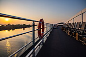 Rettungsring am Geländer von Flusskreuzfahrtschiff nickoVISION (nicko cruises) auf der Donau bei Sonnenaufgang, in der Nähe von Bratislava, Bratislava, Slowakei, Europa