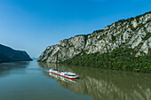 Luftaufnahme von Flusskreuzfahrtschiff Bolero (nicko cruises) in der Schlucht Eisernes Tor der Donau, Kladovo, Bezirk Bor, Rumänien, Europa