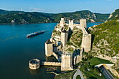 Luftaufnahme der Festung Golubac in der Schlucht Eisernes Tor der Donau mit dem Flusskreuzfahrtschiff Maxima (niko cruises), Golubac, Caraș-Severin, Rumänien, Europa