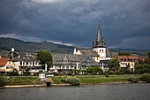 Kilometer 518 Wegemarker Schild am Rhein mit Hotel Schwan und Kirche von Flusskreuzfahrtschiff aus gesehen, Oestrich-Winkel, Hessen, Deutschland, Europa