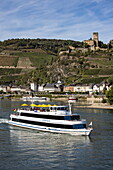 Touristisches Ausflugsschiff Ehrenfels am Rhein mit Kaub und Burg Gutenfels, Kaub, Rheinland-Pfalz, Deutschland, Europa