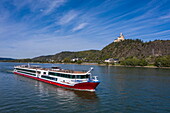 Luftaufnahme von Flusskreuzfahrtschiff Rhein Symphonie (nicko cruises) auf dem Rhein mit Schloss Marksburg, Spay Oberspay, Rheinland-Pfalz, Deutschland, Europa
