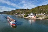 Luftaufnahme von Flusskreuzfahrtschiff Rhein Symphonie (nicko cruises) auf dem Rhein mit Burg Pfalzgrafenstein, Kaub, Rheinland-Pfalz, Deutschland, Europa