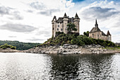 Chateau de Val, Lanobre, an dem Fluss Dordogne, Département Cantal in der Region Auvergne-Rhône-Alpes, Frankreich