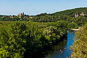 Mittelalterliches Dorf am Fluss, Beynac-et-Cazenac, Dordogne, Périgord, Département Dordogne, Region Nouvelle-Aquitaine, Frankreich