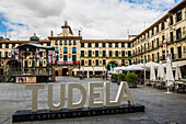 Straßencafes am Platz in der Altstadt, Plaza de los Fueros, Tudela, Navarra, Spanien
