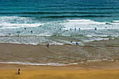 Strand und Surfer, Playa de Laga, Ibarranguelua, bei Bilbao, Provinz Bizkaia, Baskenland, Nordspanien, Spanien