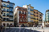 Menschen in der Fußgängerzone vor historischen Häusern, Altstadt, Bilbao, Provinz Bizkaia, Baskenland, Spanien