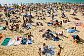 Menschen am Strand, San Sebastian (Donostia), Golf von Biskaya, Baskenland, Nordspanien, Spanien