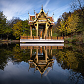 Thailändische Sala mit Buddha Statue in einem Wasserbecken,  Westpark, München, Oberbayern, Bayern, Deutschland, Europa