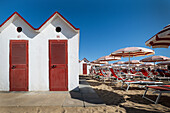 Liegestühle und Strandhütten am Strand von Vasto, Abruzzen, Provinz Chieti, Italien, Europa
