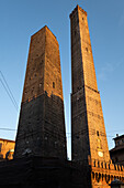 Die zwei historischen schiefen Türme Torre Garisenda und Asinelli bei Sonnenuntergang, Bologna, Emilia Romagna, Italien, Europa