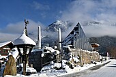Blick auf die Glaspyramide des Tiroler Steinöl Museums und Berglandschaft, Pertisau am Achensee, Winter in Tirol, Österreich