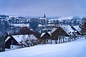 Die verschneite Stadtansicht von Winterberg in der Abenddämmerung, Sauerland, Nordrhein-Westfalen, Deutschland   