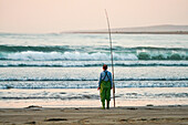 Ireland, County Kerry, Dingle Peninsula, fishermen on Fermoyle Beach at Brandon Bay
