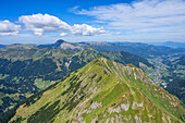 Blick vom Kleinen Widderstein auf den Hohen Ifen und das Kleinwalsertal, Mittelberg, Baad, Vorarlberg, Österreich