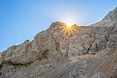 Sonnenaufgang an der Zugspitze gesehen von der Wiener-Neustädter Hütte, Ehrwald, Tirol, Österreich