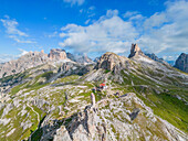 Luftaufnahme der Dreizinnenhütte, Naturpark Drei Zinnen, Sextener Dolomiten, Provinz Bozen, Trentino-Südtirol, Italien