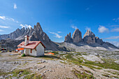 Dreizinnenhütte gegen Paternkofel und die Nordwände der Drei Zinnen (2999m), Naturpark Drei Zinnen, Sextener Dolomiten, Provinz Bozen, Trentino-Südtirol, Italien