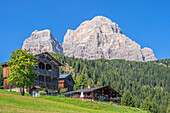 Bergdorf Villaggio di Coi (Zoldo alto) mit den berühmten Holzhäusern und dem Monte Pelmo, Val di Zoldo, Dolomiten, Provinz Belluno, Venetien, Italien