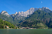 Lago d&#39;Alleghe with Alleghe and Civetta, Province of Belluno, Alto Adige, South Tyrol, Alps, Dolomites, Veneto, Veneto, Italy