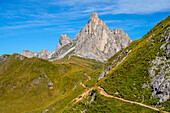 Wanderweg mit Gusela und Monte Averau, Cortina d'Ampezzo,  Ampezzaner Dolomiten, Provinz Belluno, Dolomiten, Venetien, Italien