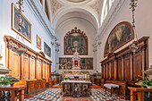 Chorgestühl in der Kirche Duomo Arcidiaconale di Santa Maria Nascente in Pieve di Cadore, Provinz Belluno, Venetien, Italien