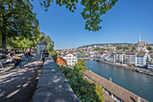 Aussichtsterrasse auf die Limmat und Limmatquai mit Fraumünster und Altstadt vom Hügel Lindenhof, Zürich, Kanton Zürich, Schweiz