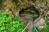 Treppenstufen führen in die Sontheimer Höhle, Sontheimer Höhle, Sontheim, Schwäbische Alb, Baden-Württemberg, Deutschland