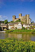 Burg Runkel dominiert die gleichnamige Ortschaft an der Lahn, Hessen, Deutschland