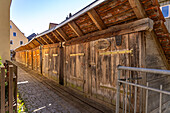 Fischkästen aus Holz an der Wiesent in Forchheim, Oberfranken, Bayern, Deutschland