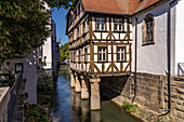 Fachwerk Spitalgebäude auf Pfählen im Wasser, Forchheim, Oberfranken, Bayern, Deutschland