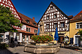 Elisabeth­brunnen auf dem Marktplatz in Pottenstein in der Fränkischen Schweiz, Bayern, Deutschland