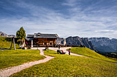 Bewirtschaftete Hütte im Naturpark Puez-Geisler im Herbst, Grödnertal, Bozen, Südtirol, Italien