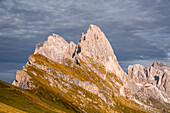 Blick auf die Geislergruppe im herbstlichen Nachmittagslicht, Grödnertal, Bozen, Südtirol, Italien
