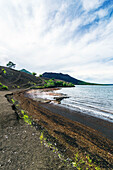 Strand in der Vulkanlandschaft, bei Rabaul, am St.-Georgs-Kanal, Provinz East New Britain, Insel Neubritannien, Papua-Neuguinea, Südsee