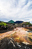 Vulkanlandschaft in der Caldera am Vulkane Tavurvur, bei Rabaul, am St.-Georgs-Kanal, Provinz East New Britain, Insel Neubritannien, Papua-Neuguinea, Südsee