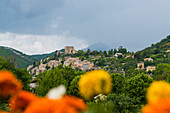 Mittelalterliches Dorf in den Bergen, Montbrun-les-Bains, Département Drôme, Provence, Auvergne-Rhône-Alpes, Frankreich