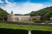 Cistercian abbey Abbaye Notre-Dame de Sénanque, with lavender field, near Gordes, Vaucluse, Provence, Provence-Alpes-Côte d&#39;Azur, France